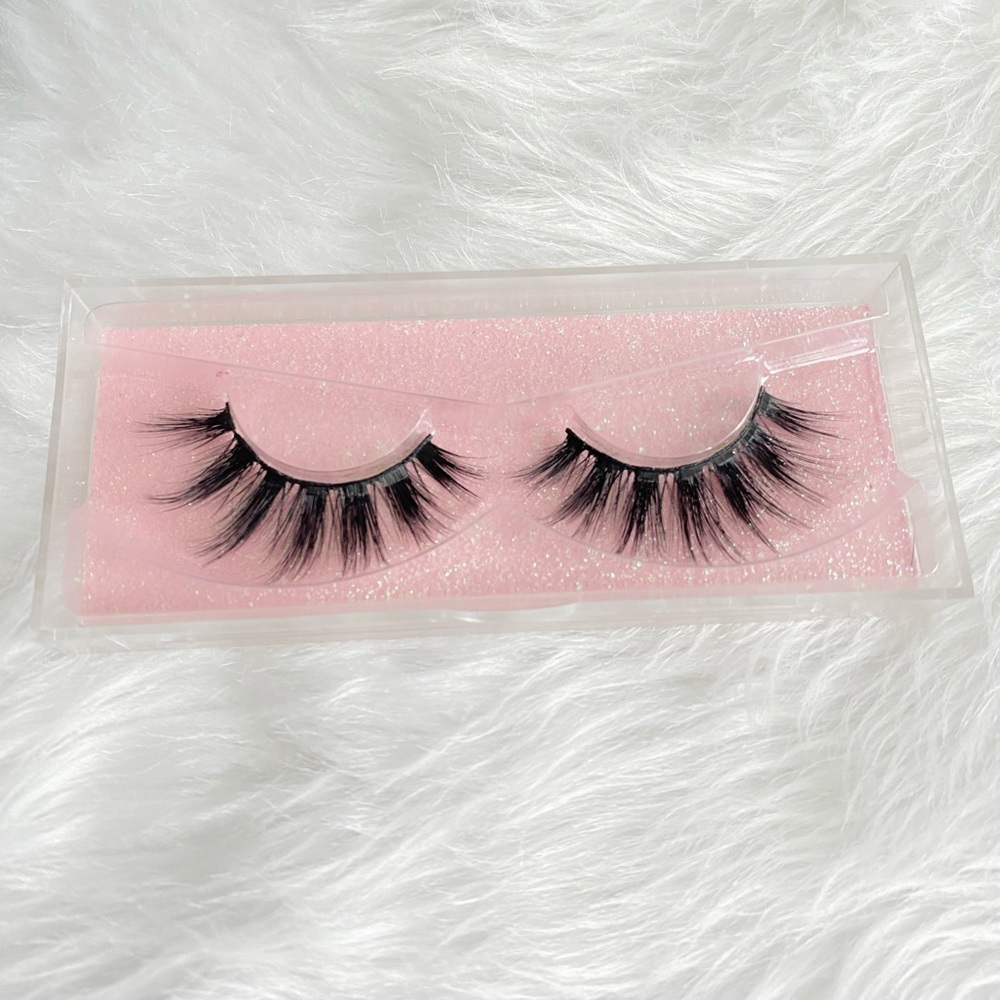Dramatic fluffy faux mink lashes